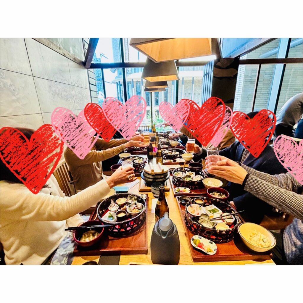 少人数の食事会でリラックスして会話を楽しむ50代の独身男女。入会金無料の社会人サークルイベント。