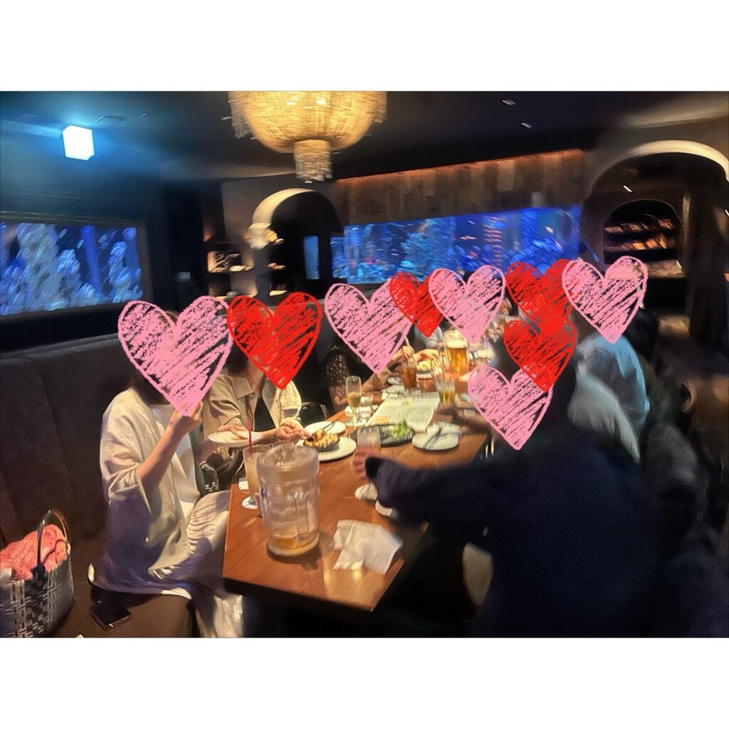 京都で開催された社会人サークルアッシュの飲み会で乾杯する30代40代の参加者たち