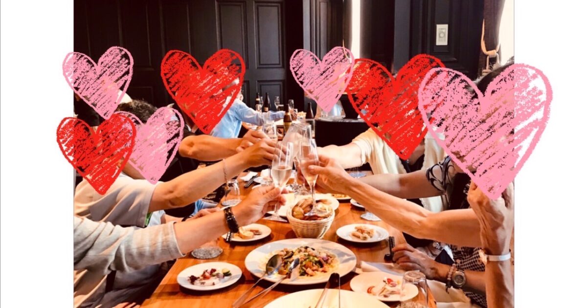 梅田で開催された20代30代向けの婚活恋活飲み会で、男女が笑顔で乾杯している様子