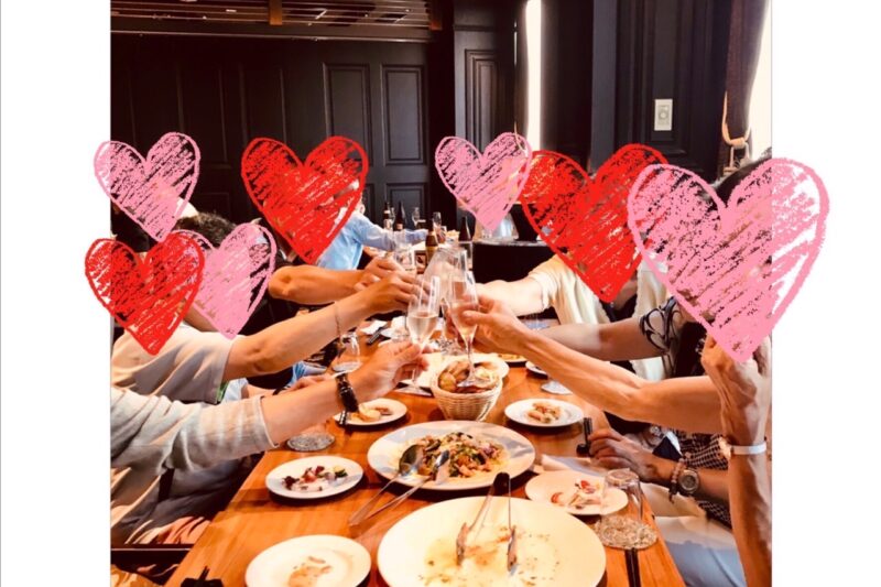 梅田で開催された20代30代向けの婚活恋活飲み会で、男女が笑顔で乾杯している様子