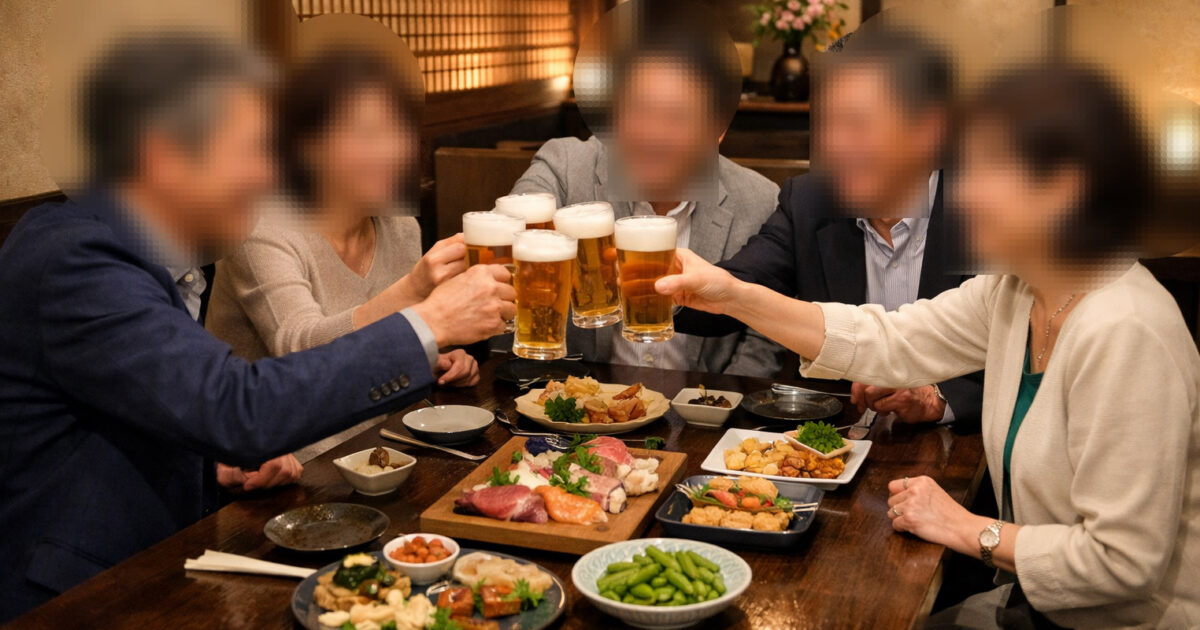 横浜のレストランで開催された社会人サークルアッシュのイベントで、リラックスして会話を楽しむ男女の様子