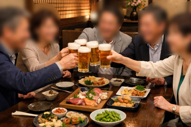 横浜のレストランで開催された社会人サークルアッシュのイベントで、リラックスして会話を楽しむ男女の様子