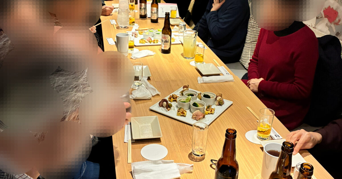 新宿の落ち着いた和食店で60代70代の男女が笑顔で会話している少人数食事会のイメージ