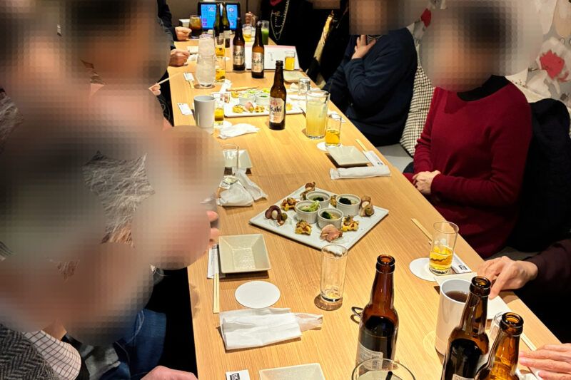 新宿の落ち着いた和食店で60代70代の男女が笑顔で会話している少人数食事会のイメージ