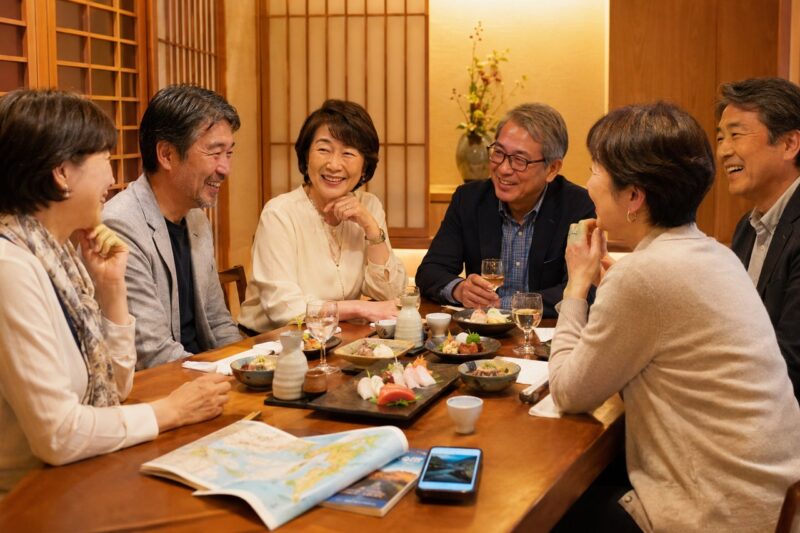 西宮北口の個室和食店で50代・60代の日本人男女が旅行の話をしながら笑顔で交流する恋活・婚活食事会